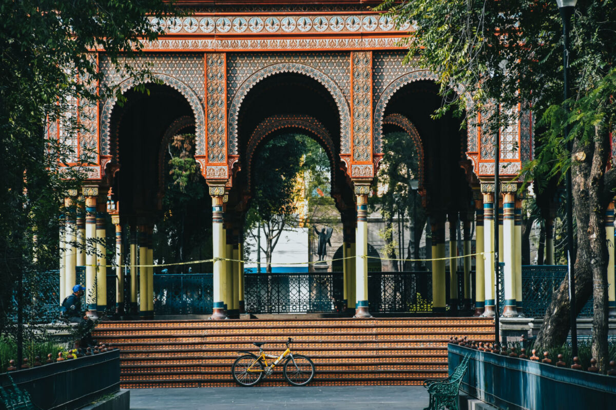 Kiosco Morisco en la Alameda de Santa María la Ribera, CDMX, construido en 1910 con hierro forjado y decoración de colores