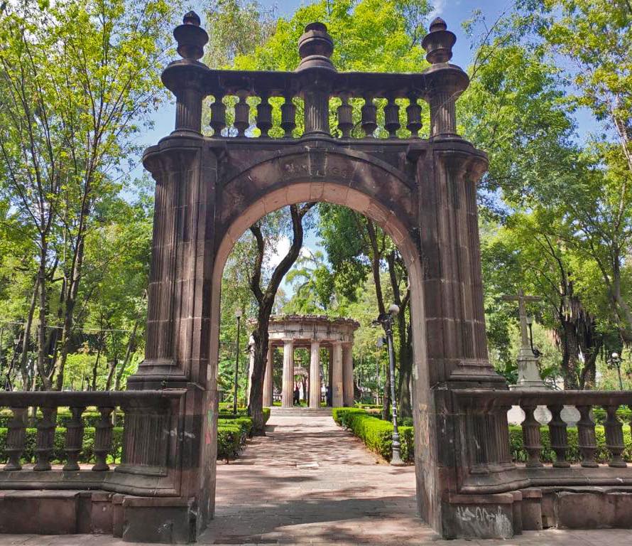 Balaustrada del Jardín Santiago y al fondo una columna de estilo griego