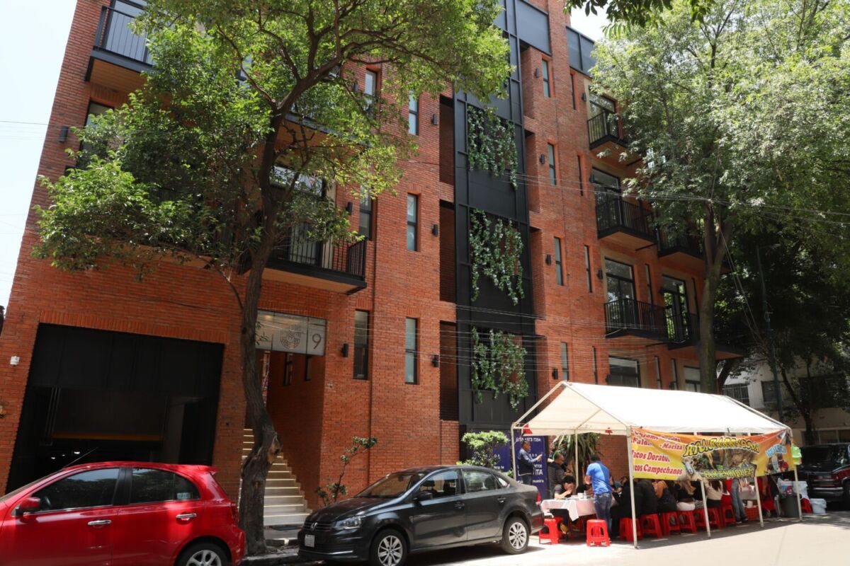 puesto callejero de tacos a fuera de un edificio 