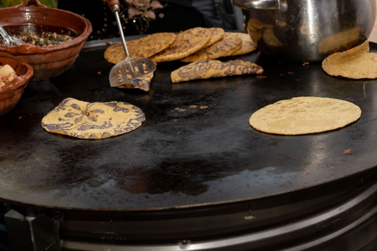 tortillas ceremoniales en el comal
