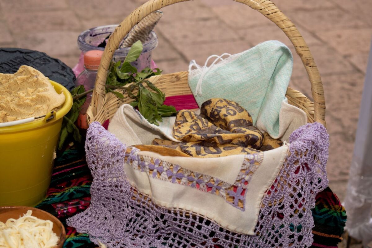 Molcajetes de piedra volcánica y tortillas ceremoniales: En este Pueblo Mágico en Guanajuato, la comida tiene mucha historia
