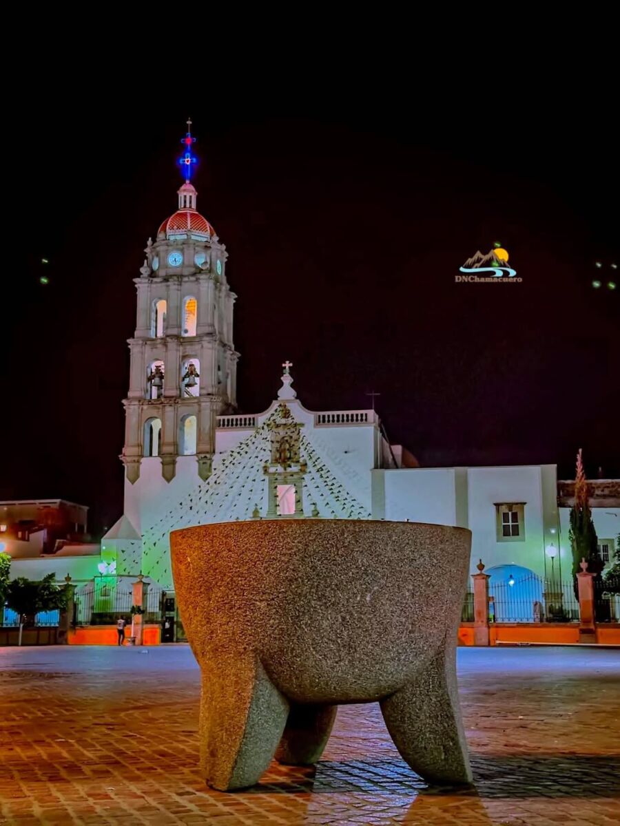 molcajete de piedra volcánica con una iglesia detrás