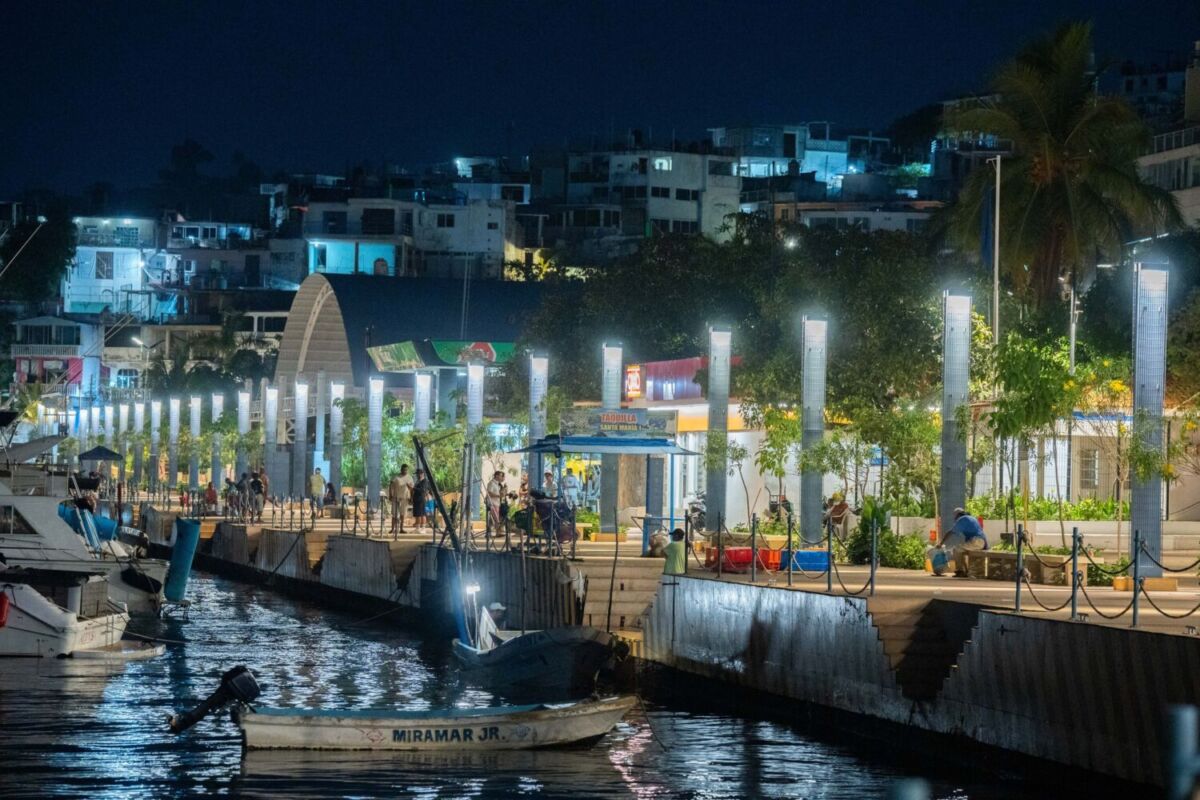 Malecón iluminado del Nuevo Corredor Turístico de Acapulco