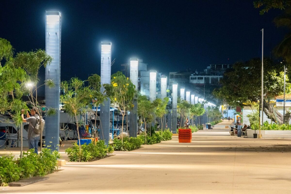 Malecón iluminado del Nuevo Corredor Turístico de Acapulco 