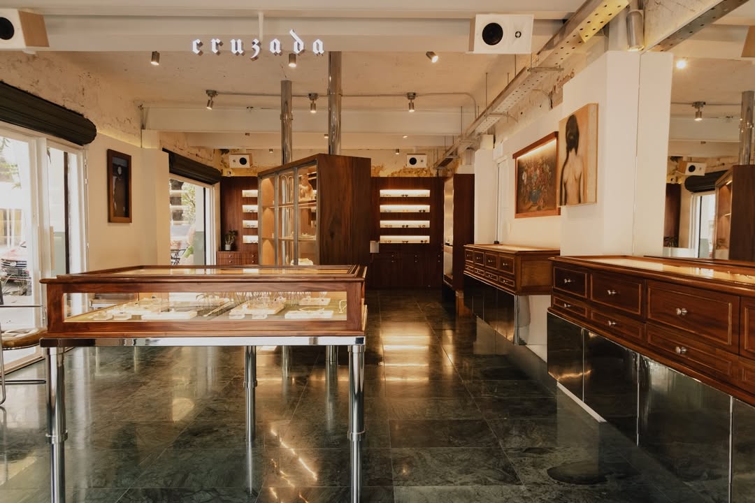 Tienda de joyería con muebles de madera y espejos