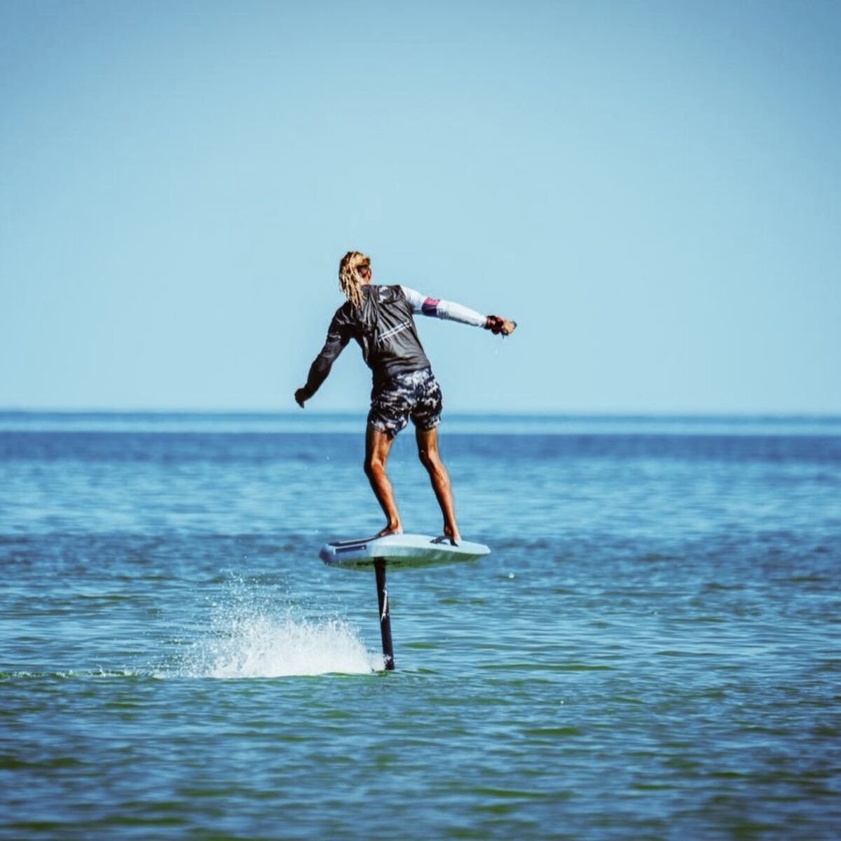 hombre practicando deporte acuático en el océano
