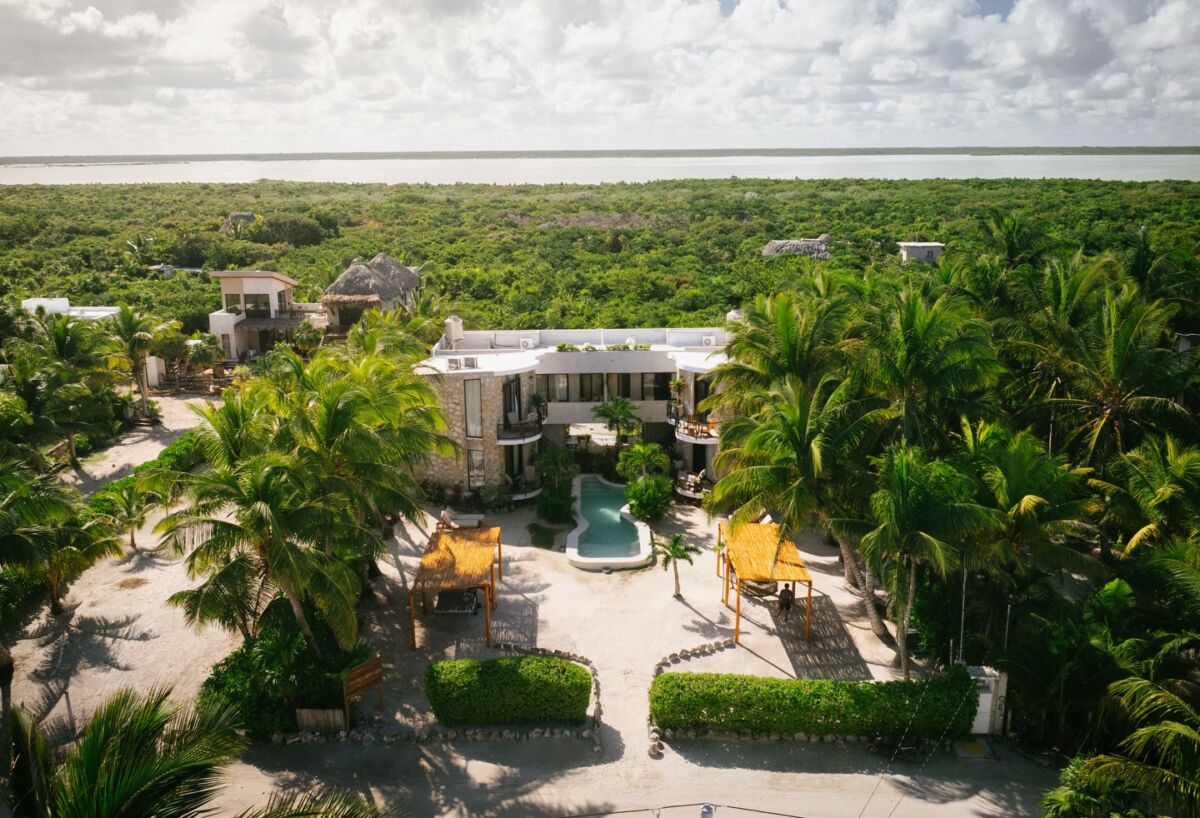 vista aérea de el hotel cucu en playa el cuyo