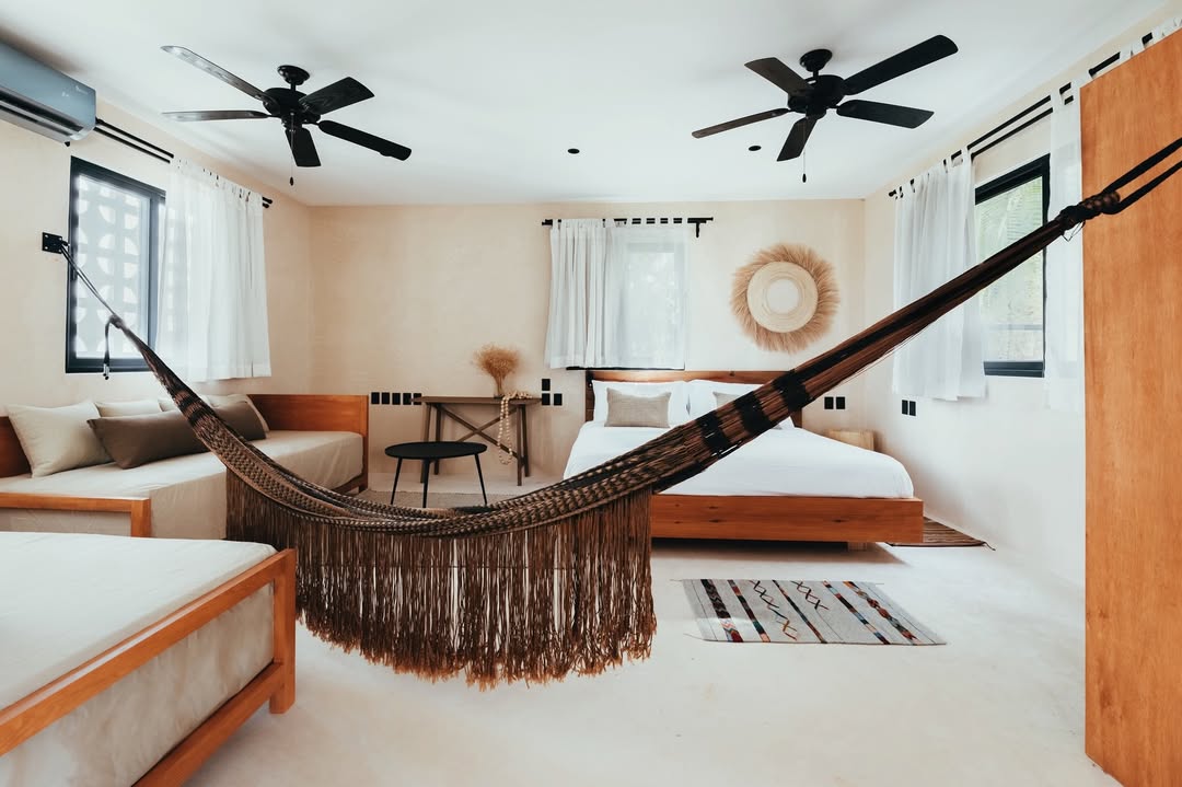 habitación de hotel con hamaca y ventiladores