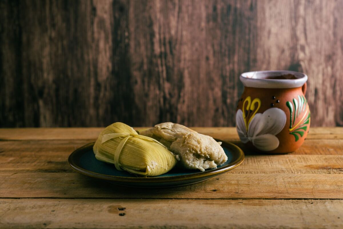 tamal mexicano acompañado de una taza de café o atole 