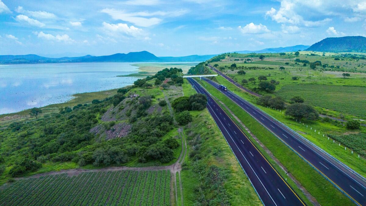 carretera rodeada de un lago 