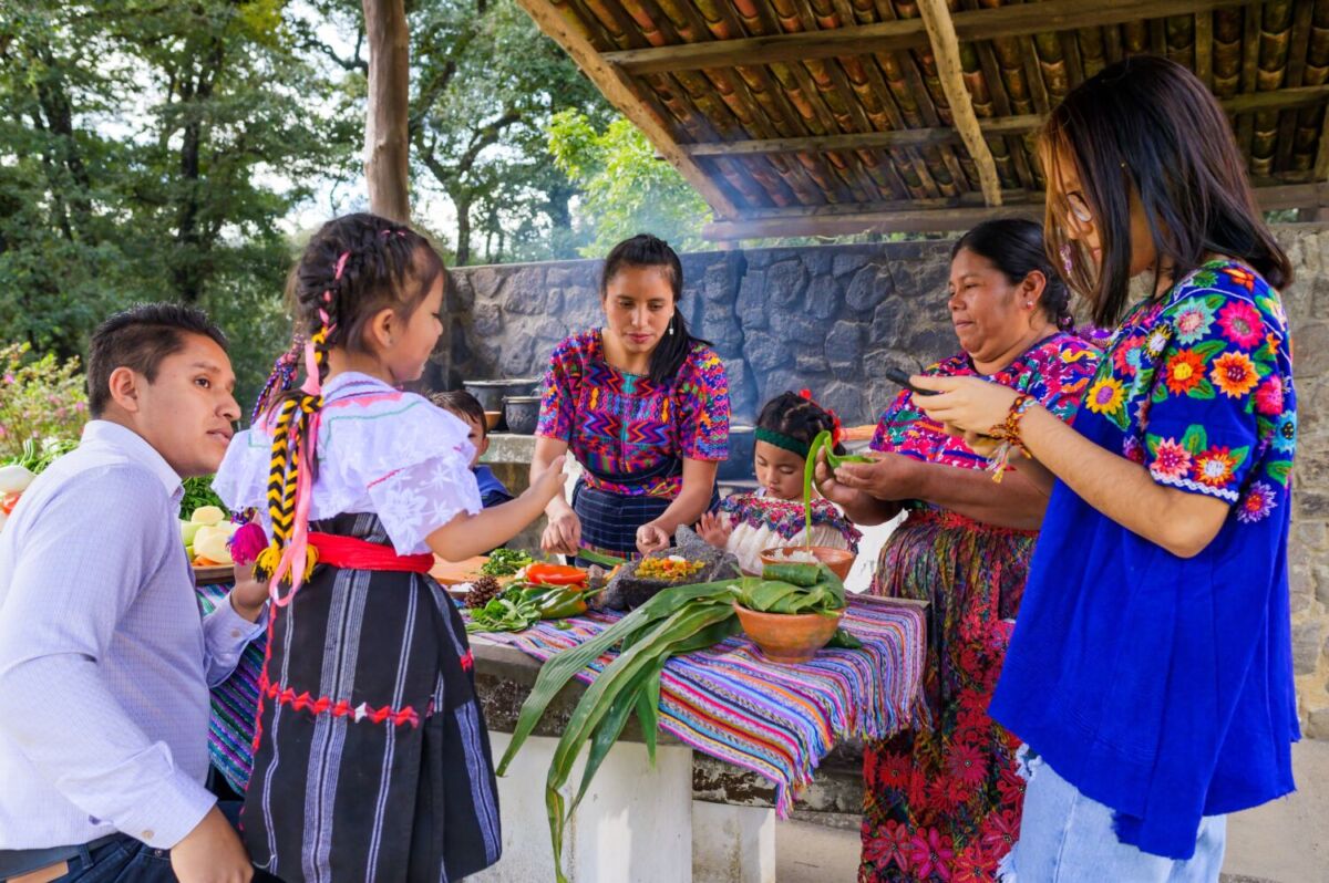 cocineras tradicionales preparando comida 
