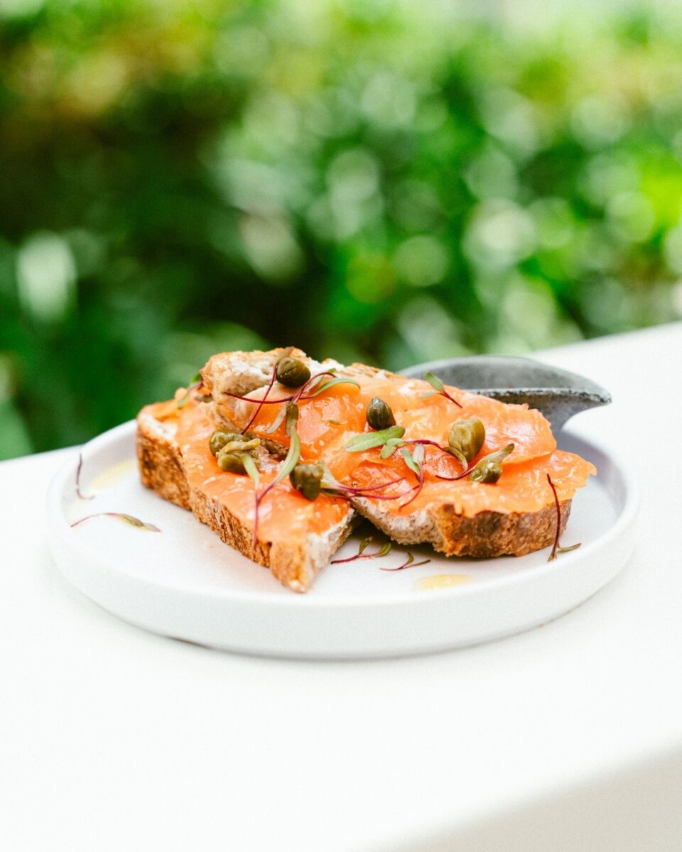 toast de salmon con alcaparras