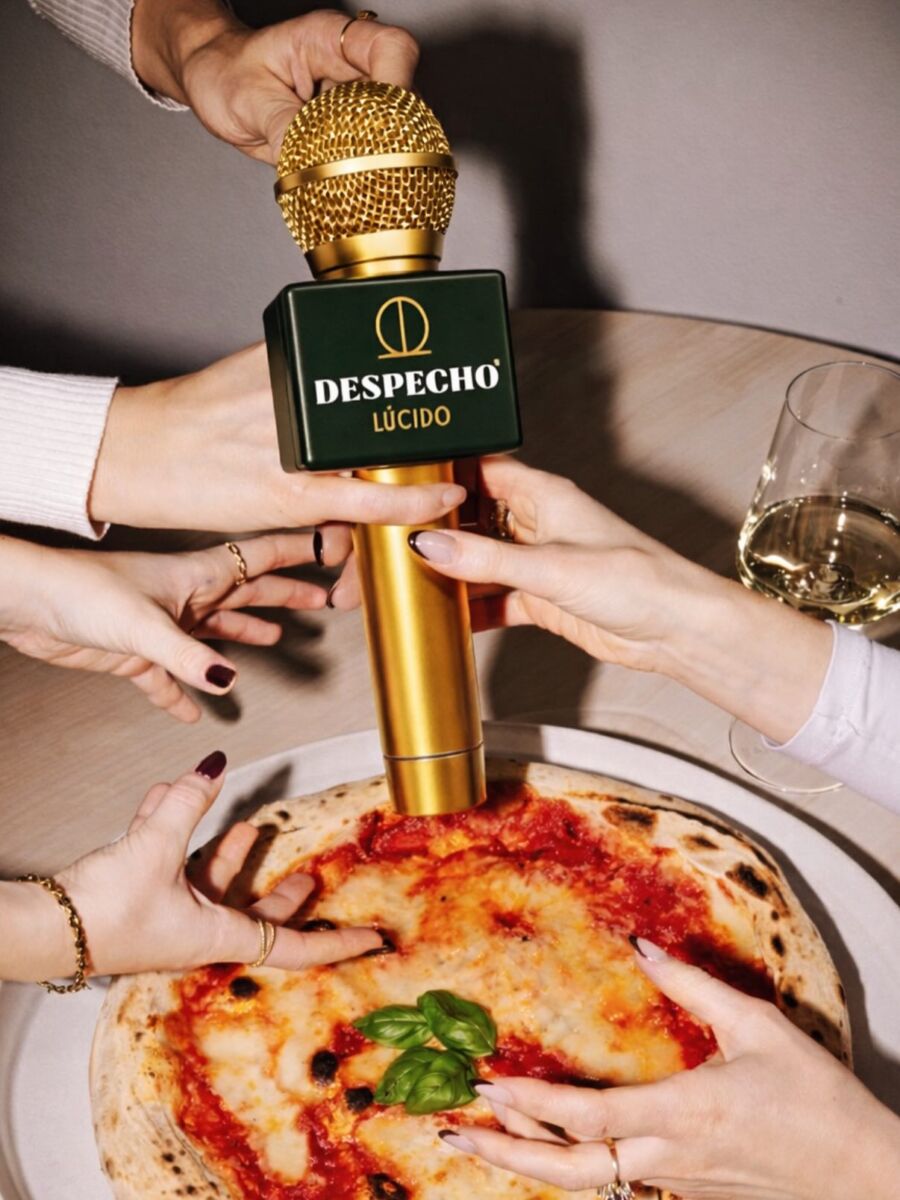 Pizza margarita con micrófono en Despecho Lúcido