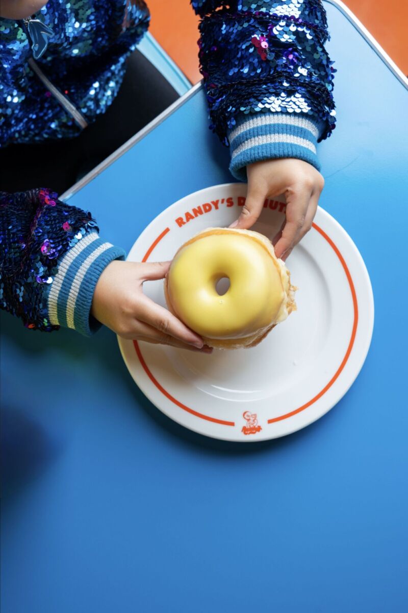 Donas gratis para niños en Randy's Donuts 