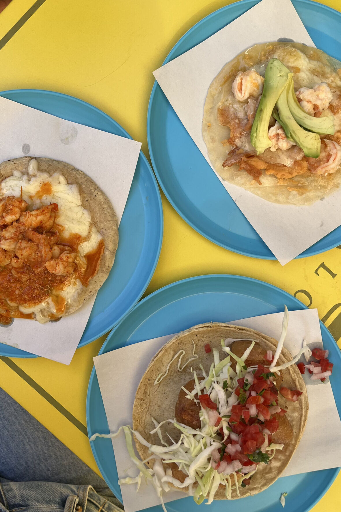 taco de camarón enchilado, de pescado capeado y costra de queso con camarón