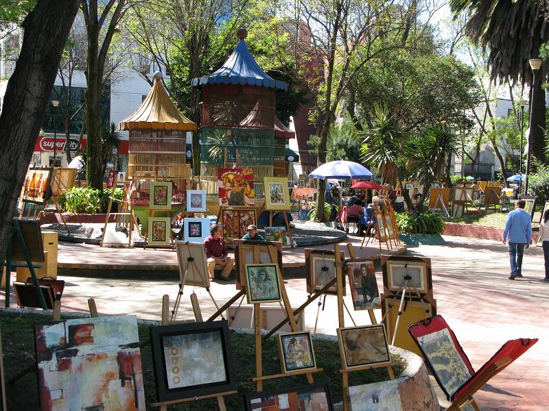 jardín rodeado de cuadros de arte 