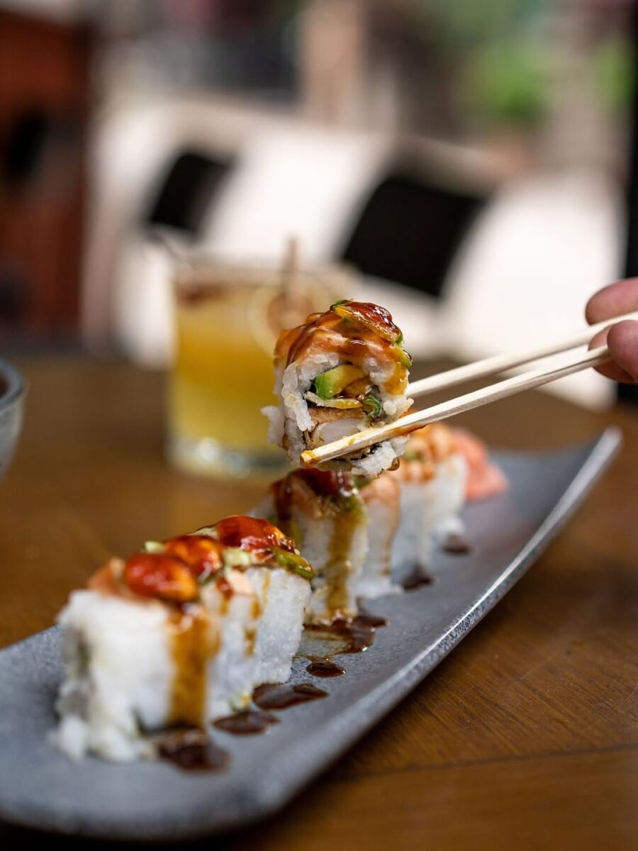 sushi servido en un plato 