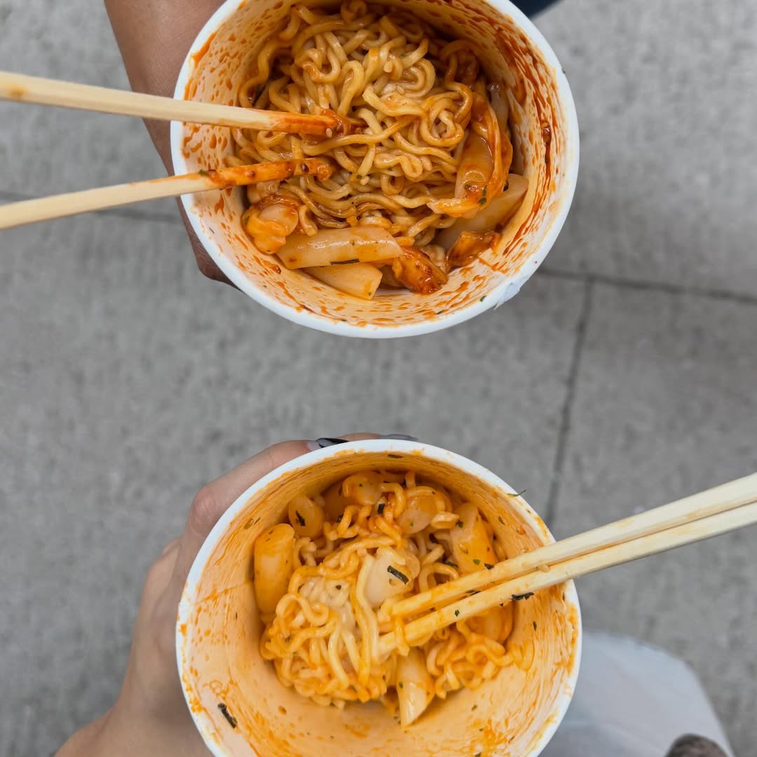 personas sosteniendo ramen 