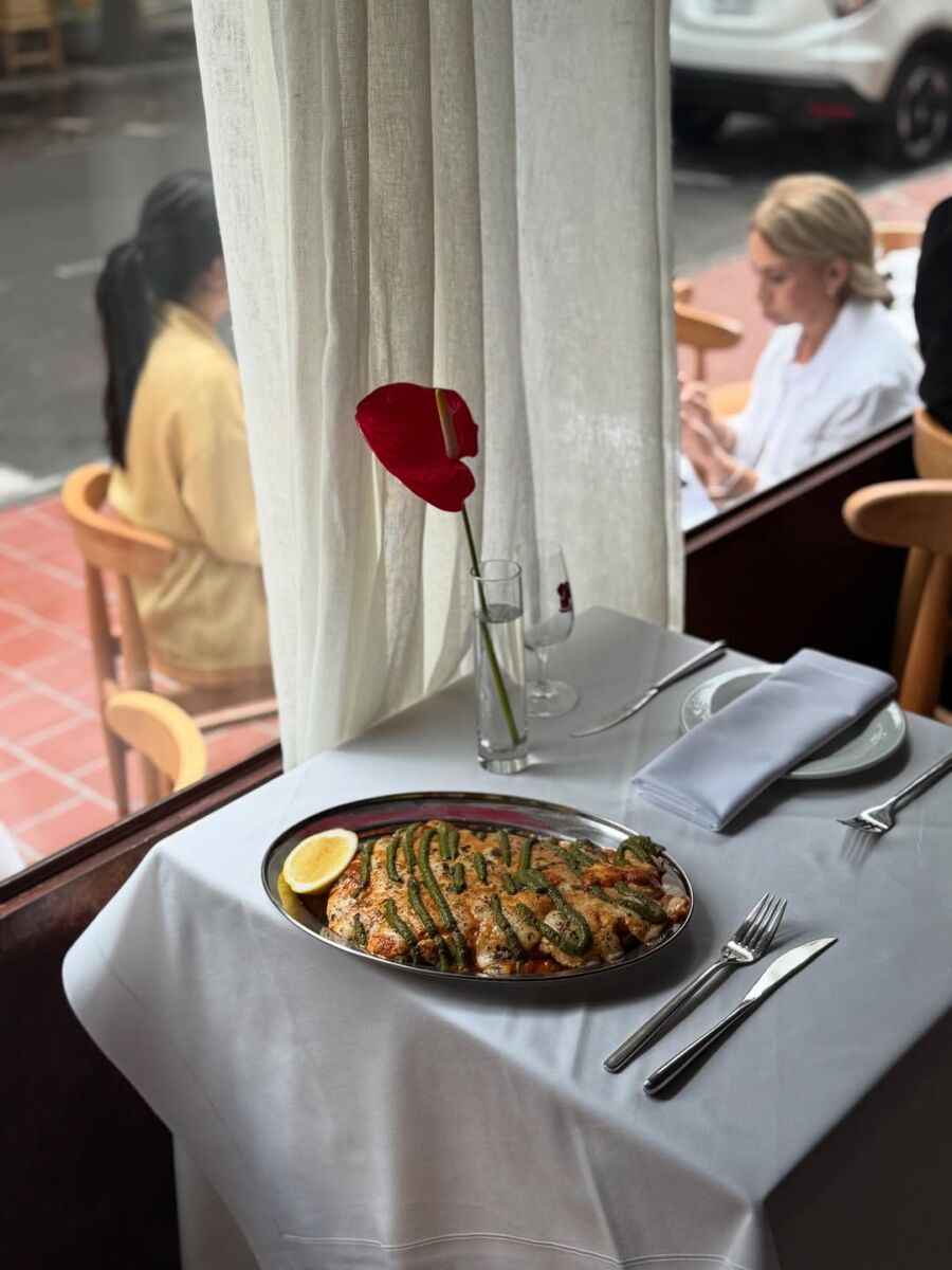 Un platillo de milanesa sobre una mesa de manteles largos 