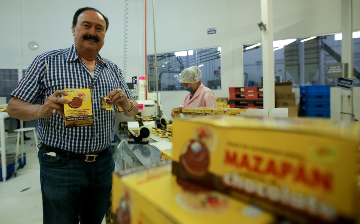 Enrique Michel Velasco en la fábrica de Dulces De la Rosa