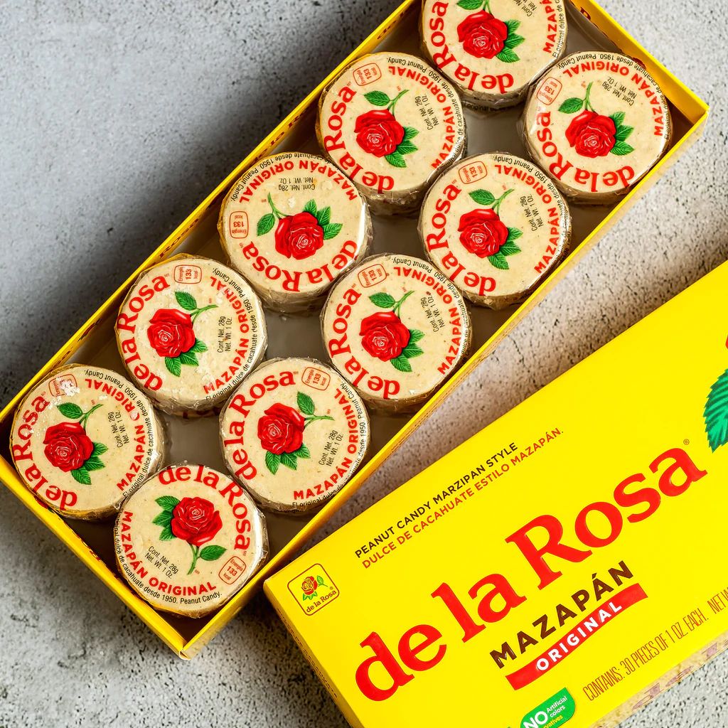 caja abierta con diez mazapanes De la Rosa