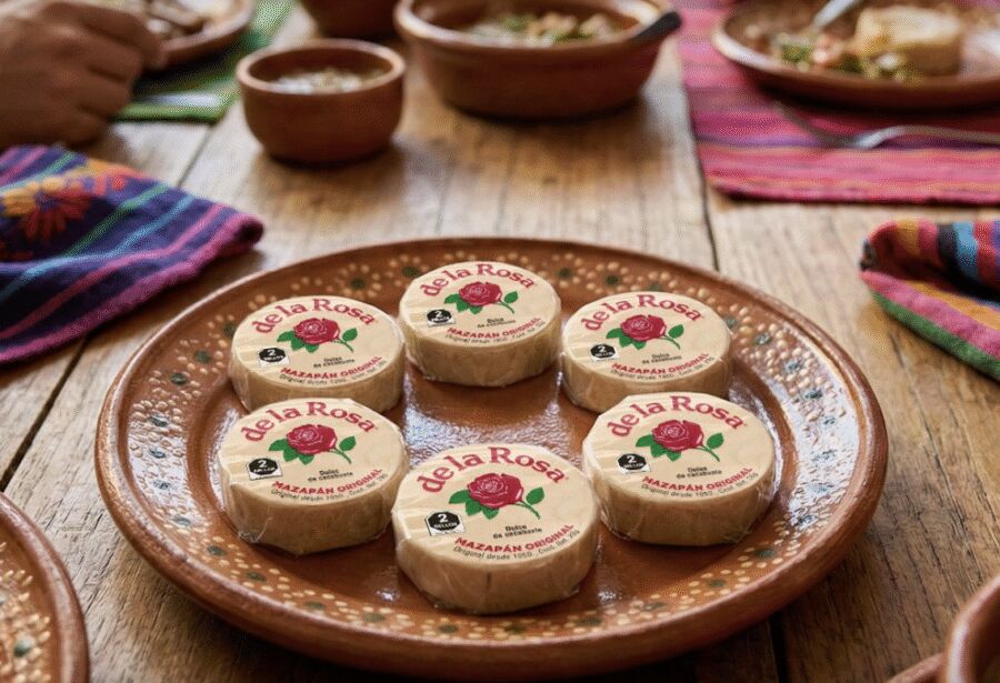 seis mazapanes de la rosa colocados sobre un plato de barro tradicional mexiCano