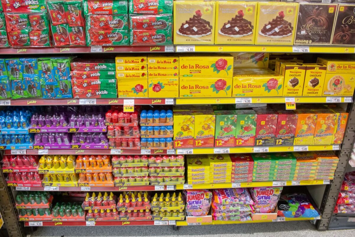 anaquel de dulces mexicanos en el supermercado 