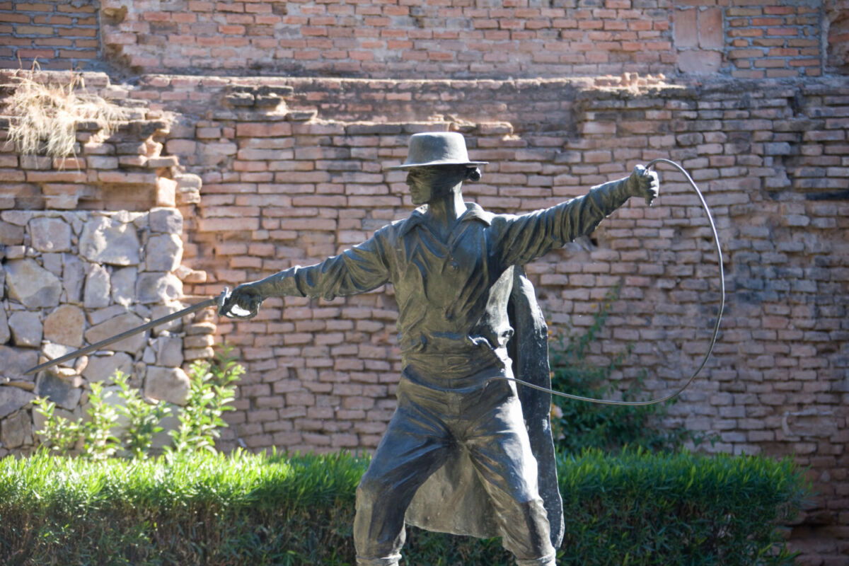 escultura de un esgrimista