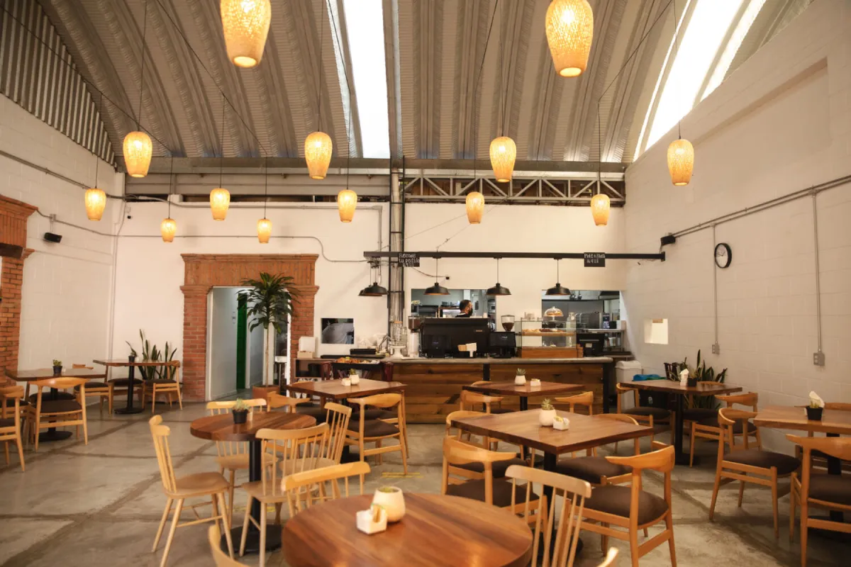 restaurante con mesas de madera e iluminación natural