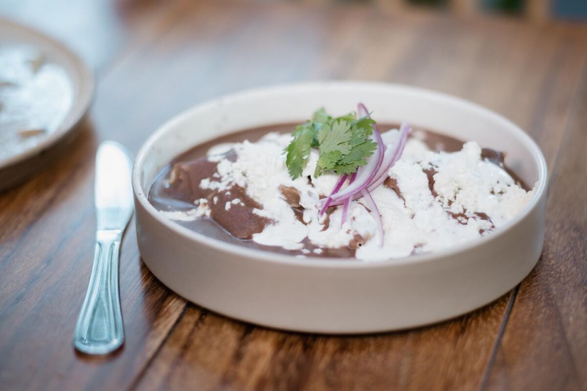 enfrijoladas con crema en un plato blanco 