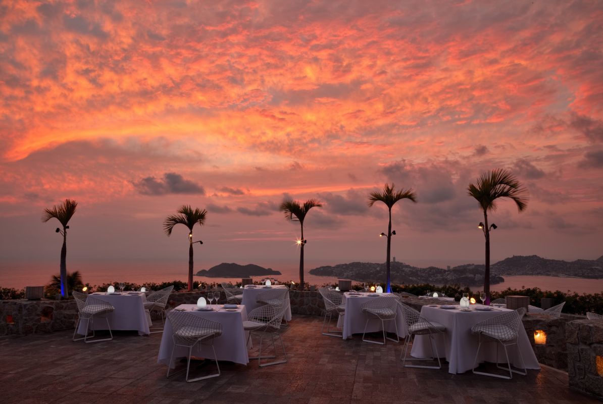 restaurante al aire libre durante el atardecer 