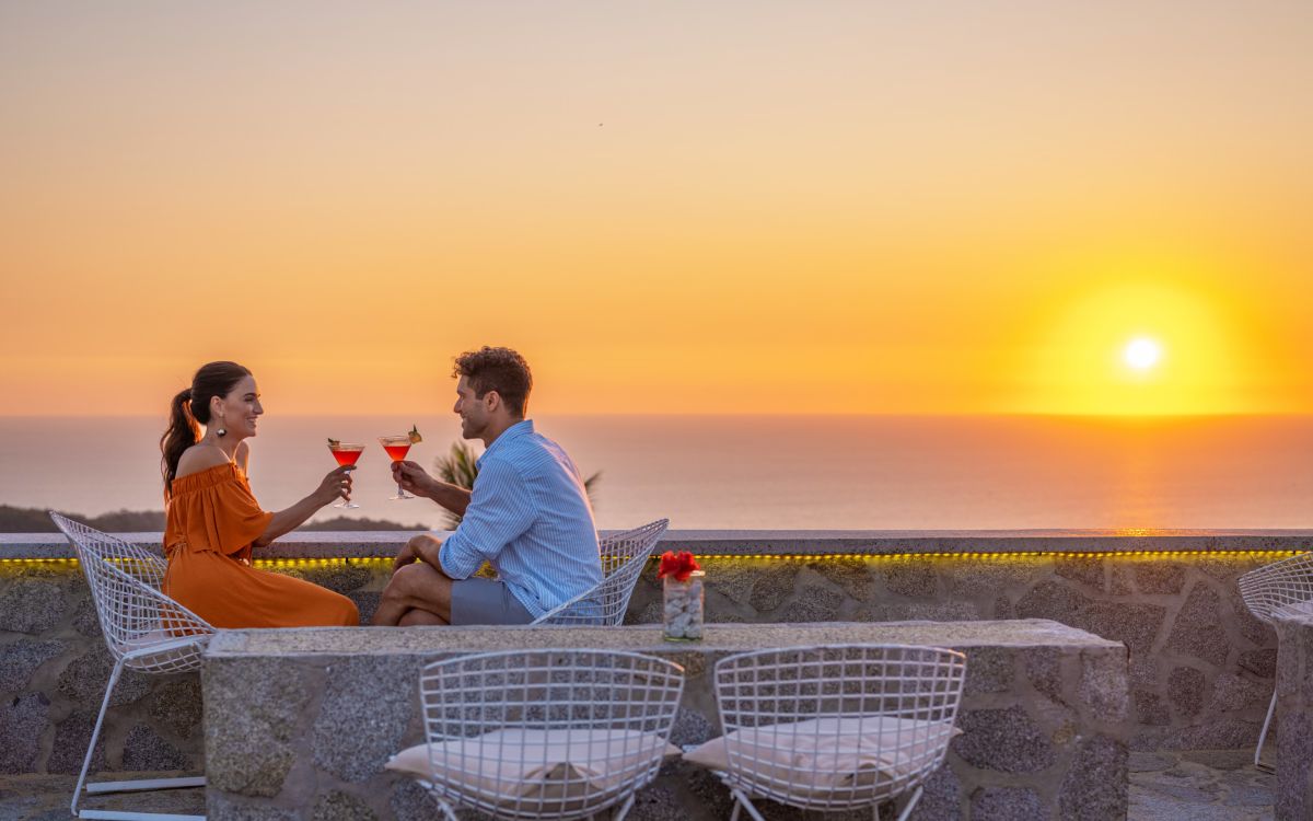 pareja de enamorados disfrutando de un atardecer en la playa 