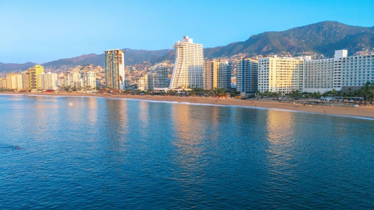 Bahía de Acapulco, edificios y hoteles a un costado del mar 