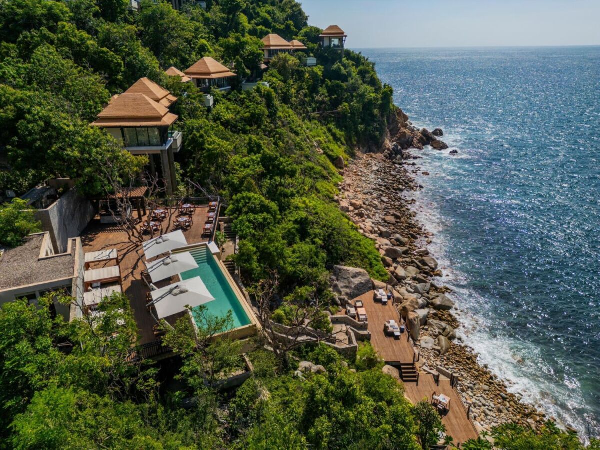hotel de lujo ubicado sobre una montaña enfrente del mar 