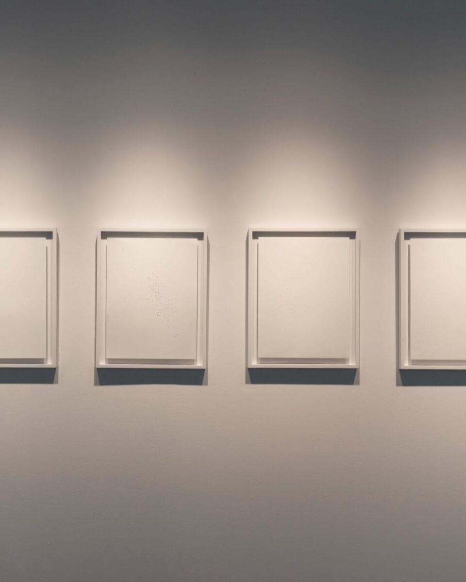 arte contemporáneo, serie de marcos blancos sobre pared blanca