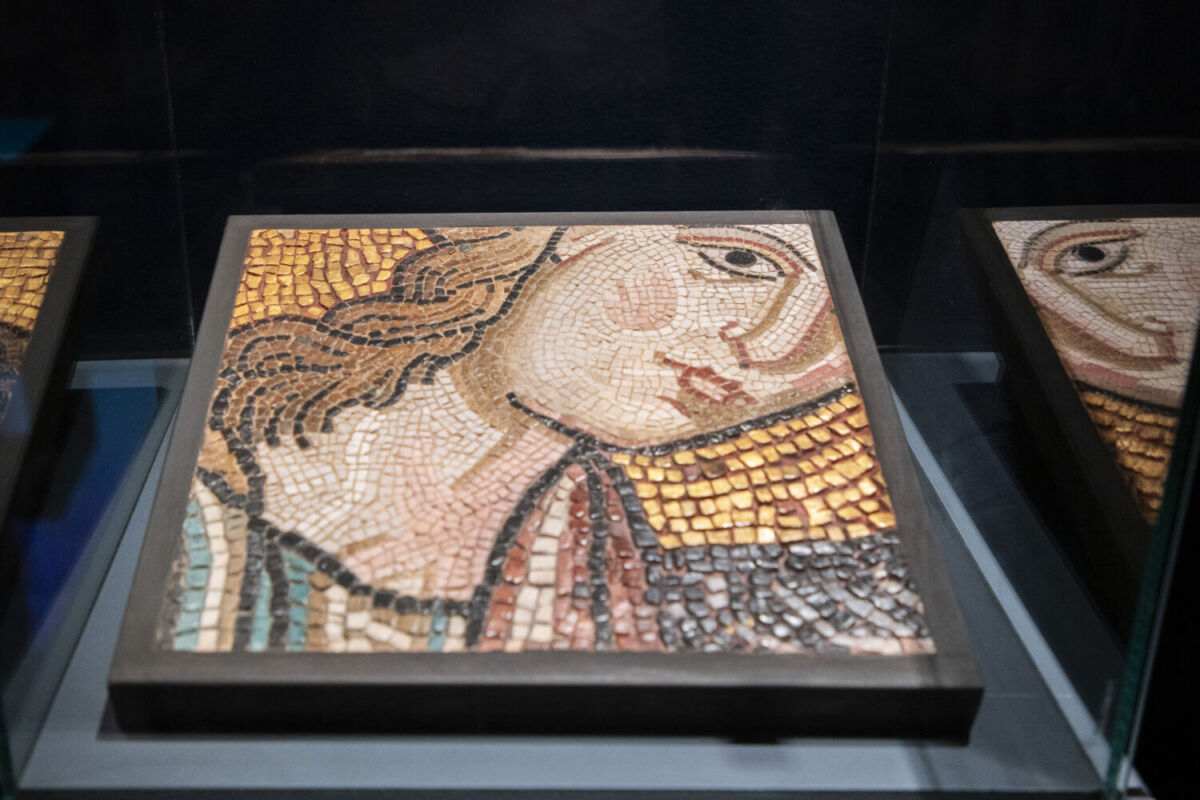 réplica de mosaico de la cara de un ángel