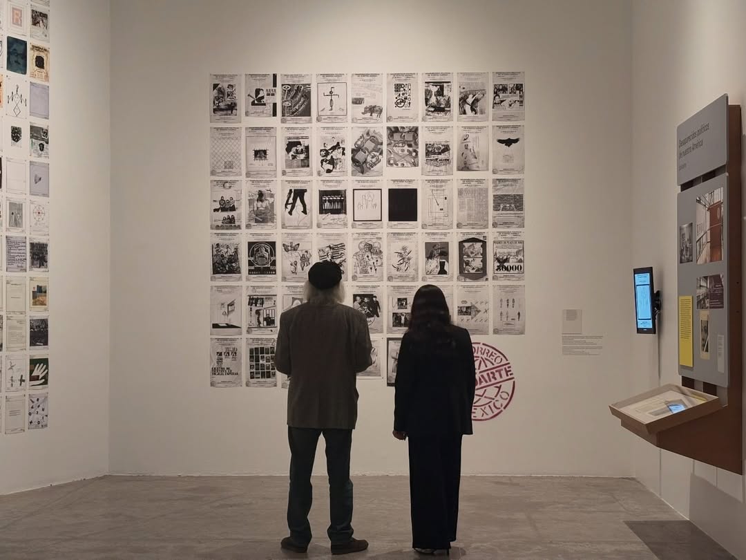 personas observado arte en un museo 