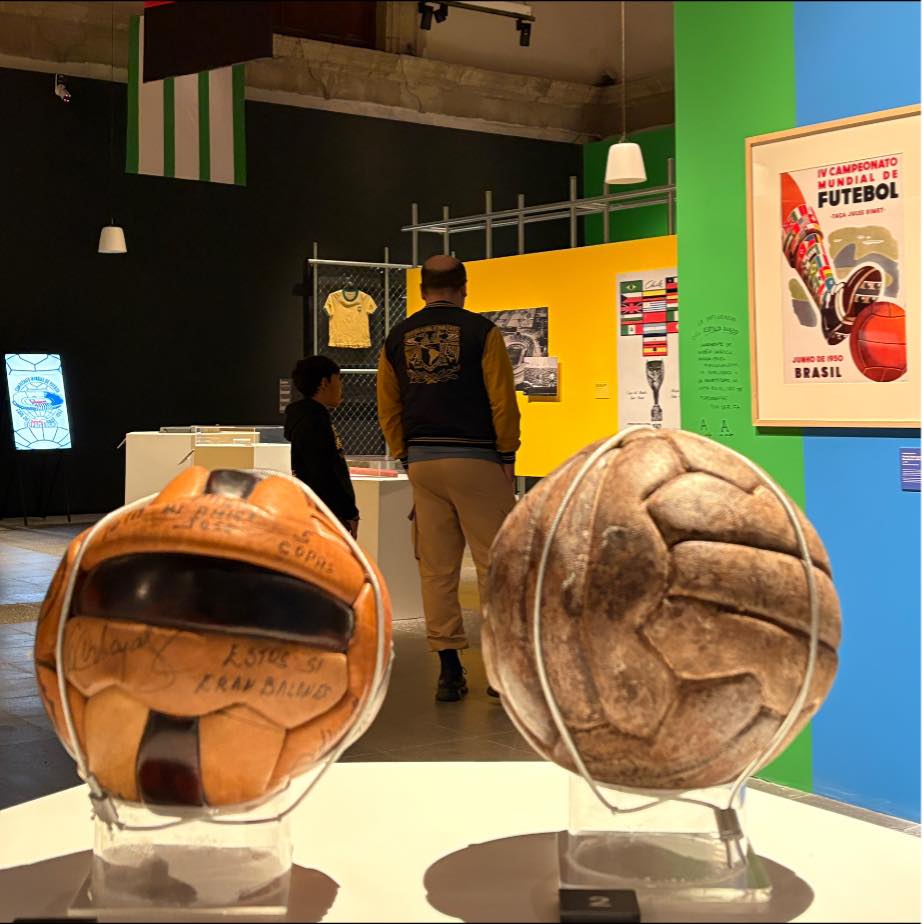 antiguos balones de fútbol exhibidos en un museo 