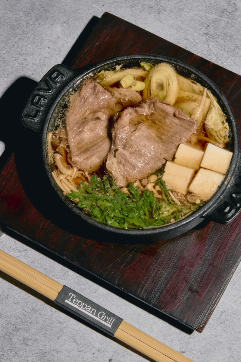 sopa de wagyu con tofu, verduras y hongos