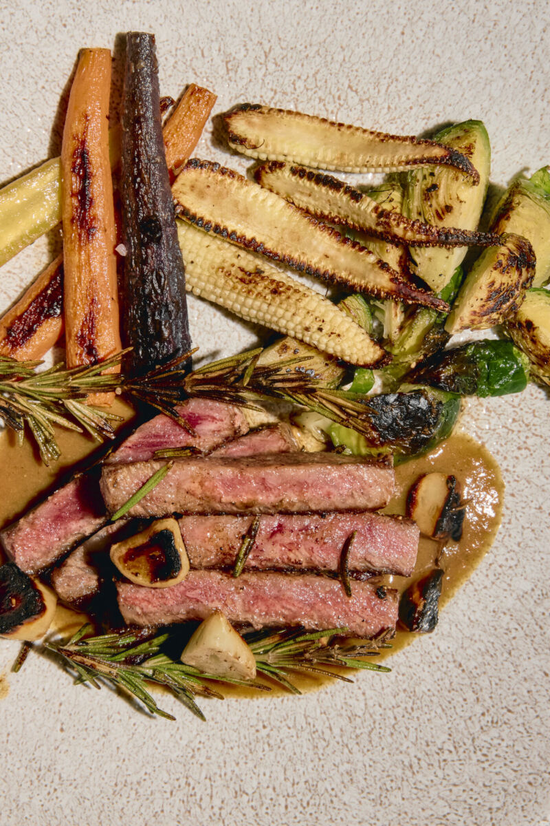 plato de carne y verduras a la plancha
