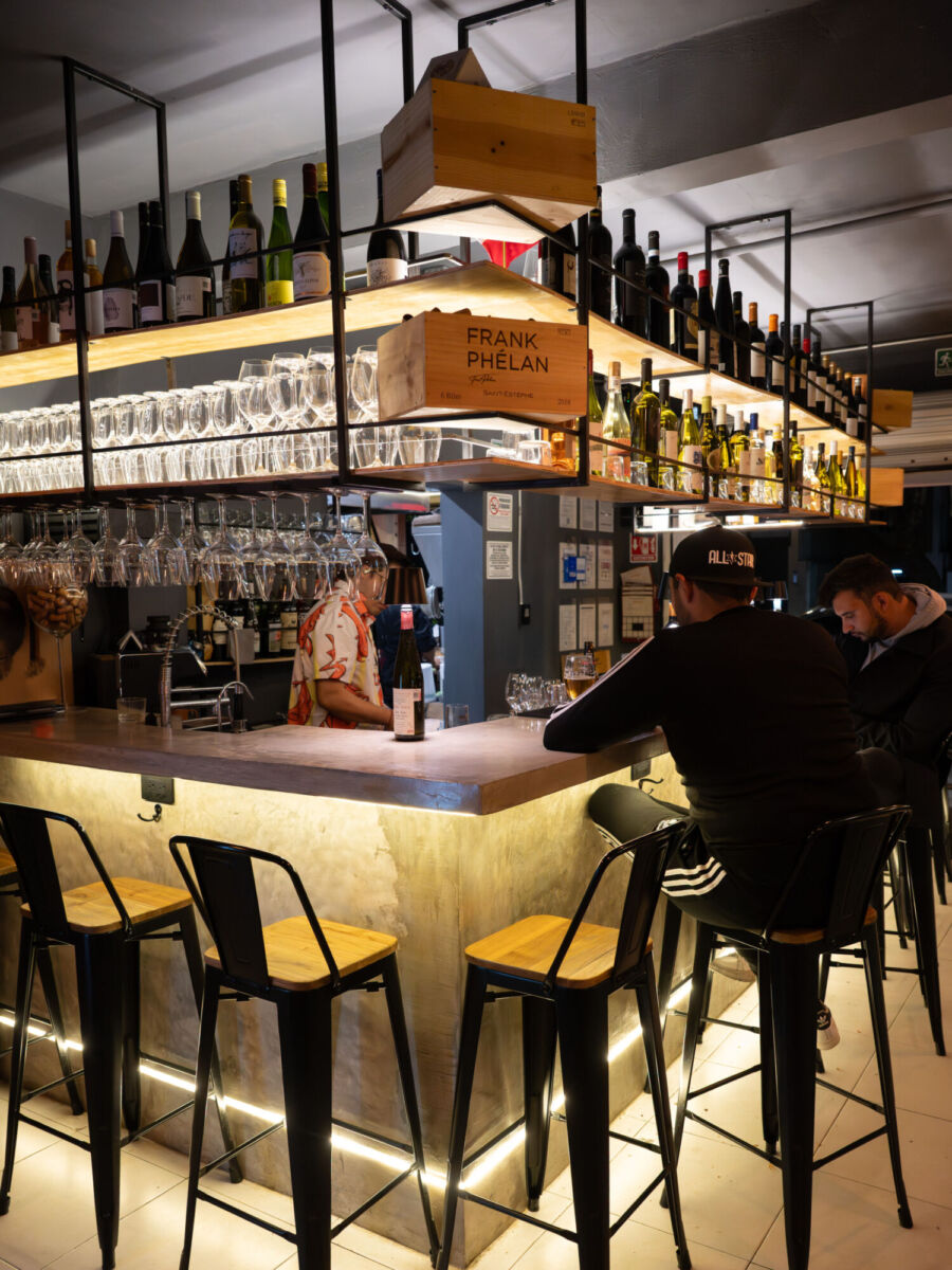 Un par de jóvenes tomando vino en la barra de Granate Enoteca en la CDMX