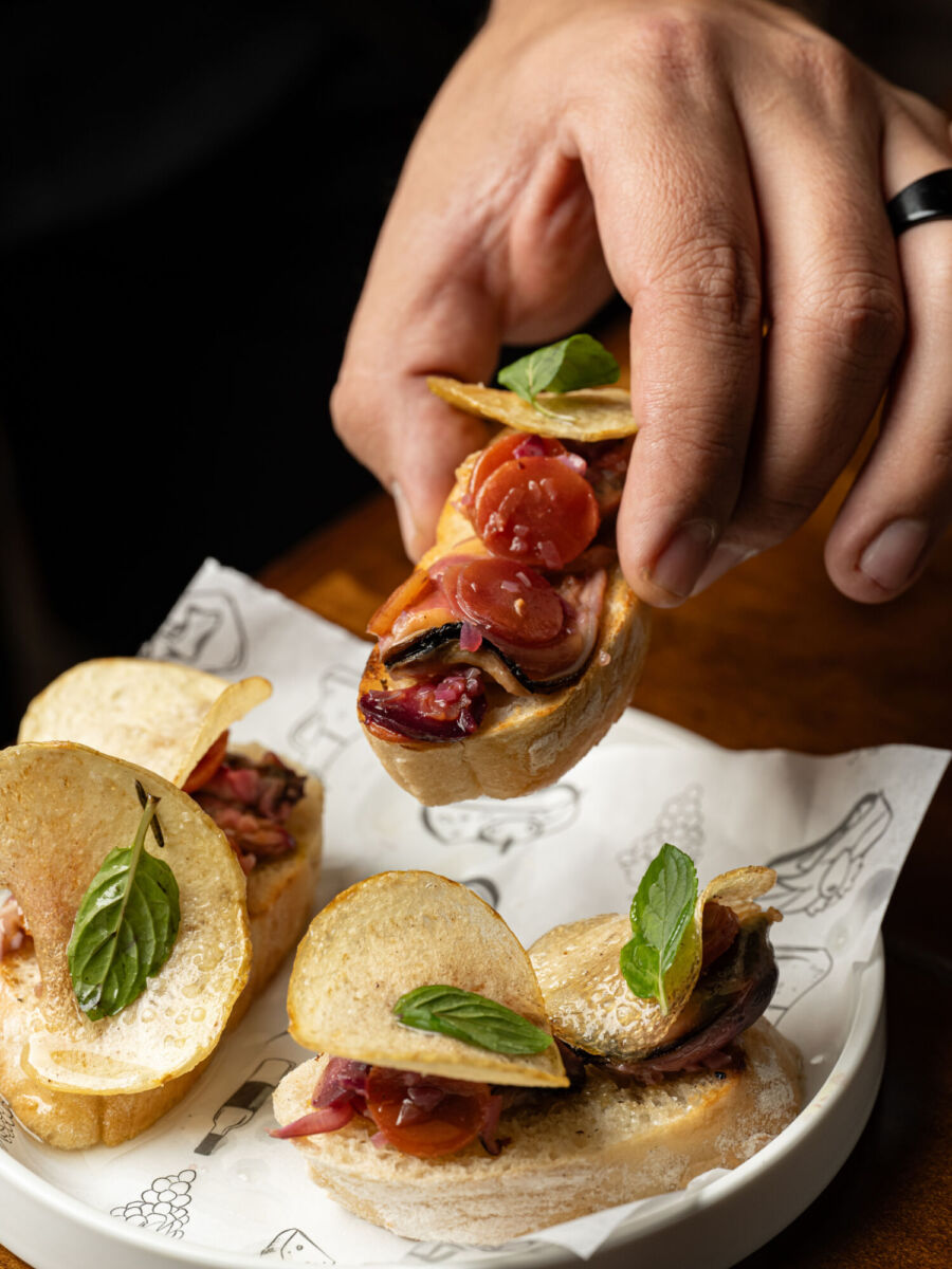 Tapa española en un wine bar de la CDMX