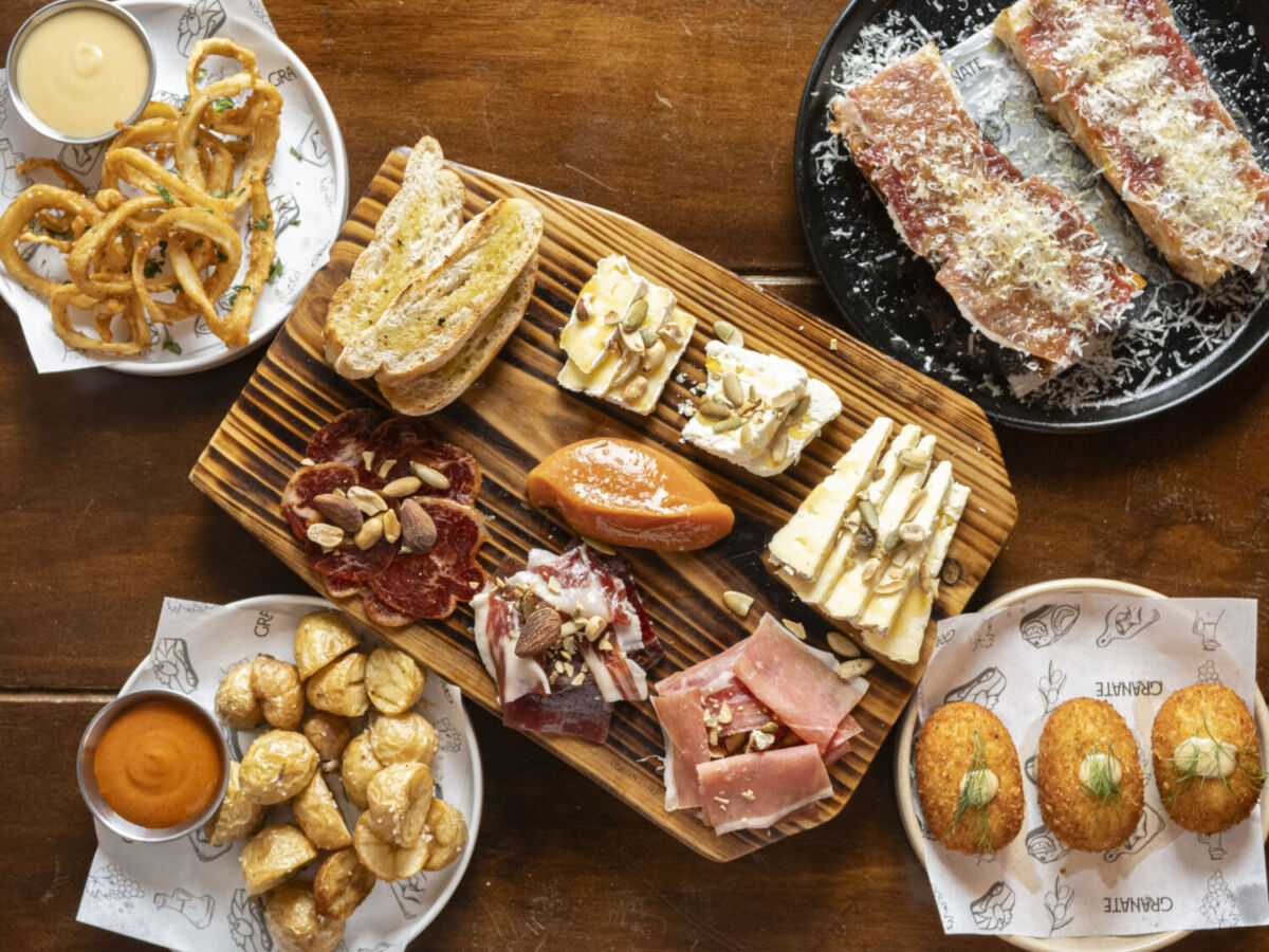 Tabla de quesos y carnes frías, croquetas de jamón y aros de calamar  
