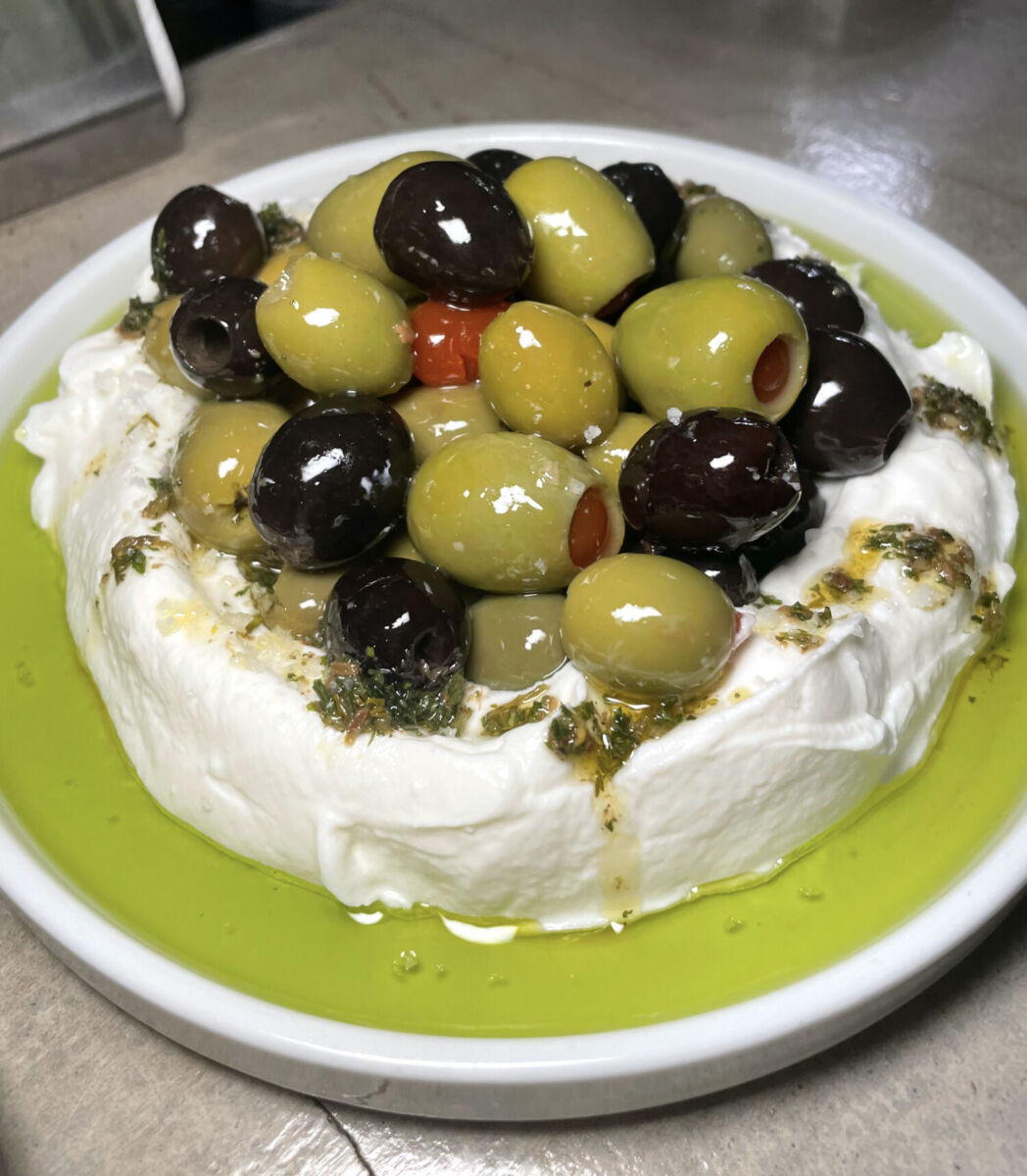 Aceitunas con jocoque y chimichurri 