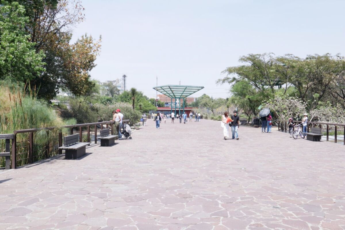 Vista del camino principal del Parque Bicentenario en Azcapotzalco, CDMX.