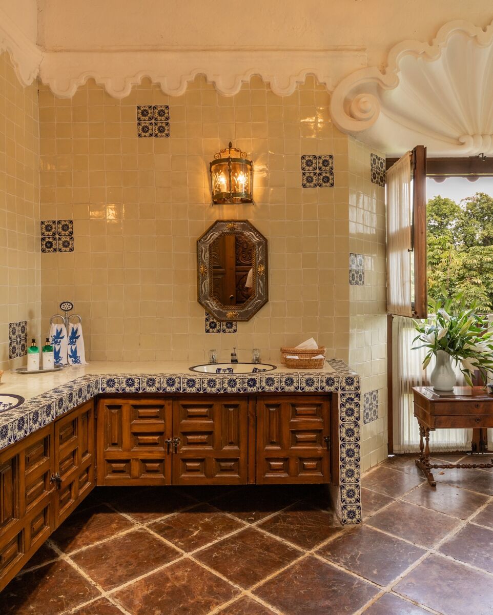 baño antiguo con azulejos