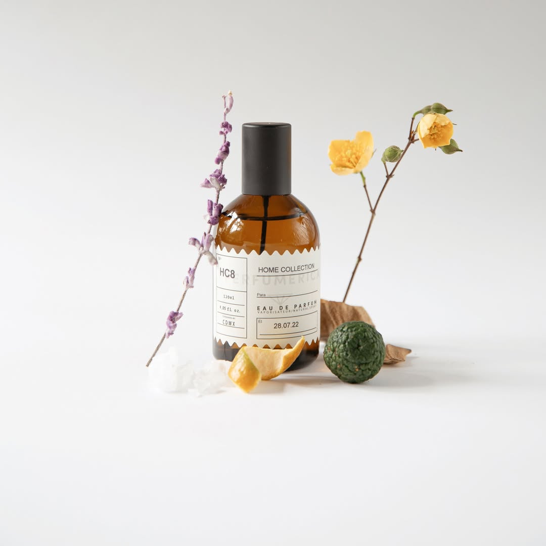 Botella de perfume en fondo blanco con plantitas