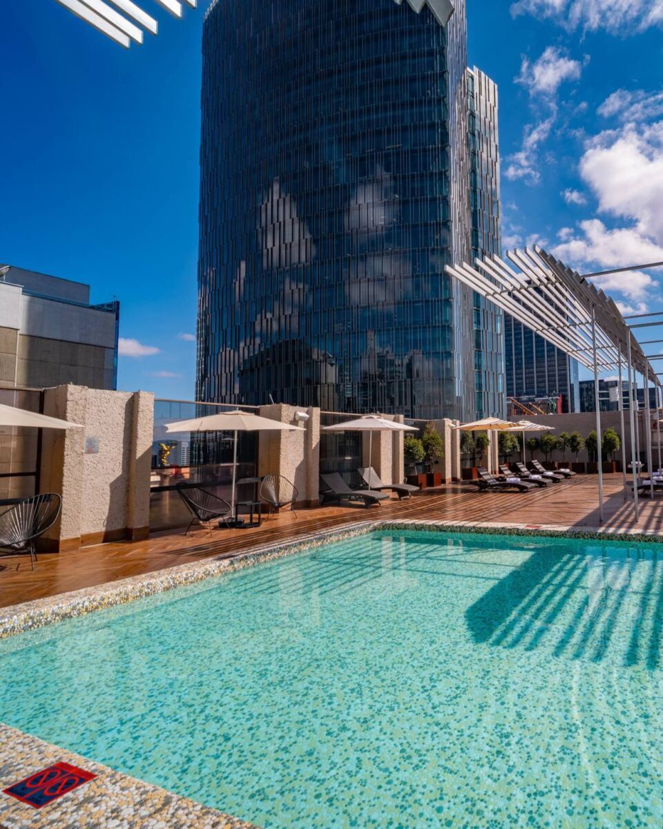 alberca climatizada en lo alto de un edificio 