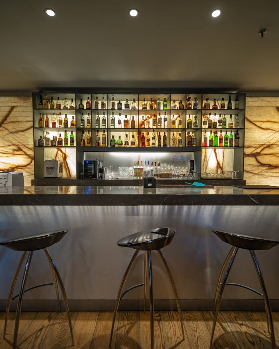 barra de cócteles en un bar de CDMX 
