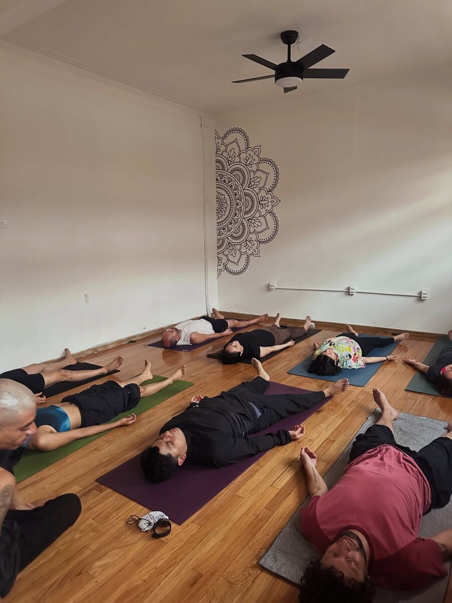 grupo de personas meditando 